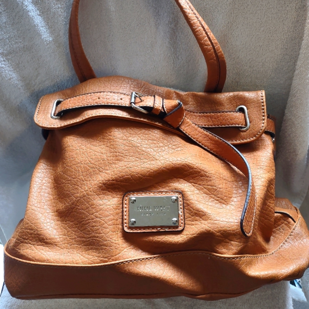 Nine West Hobo Pre-owned Nice Condition..